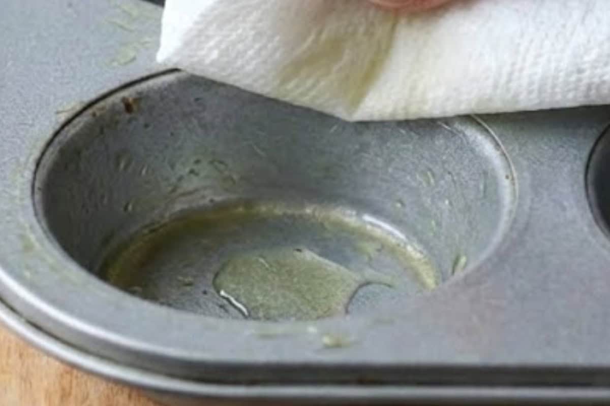 Lightly spray two trays with oil and wipe away excess with a paper towel.