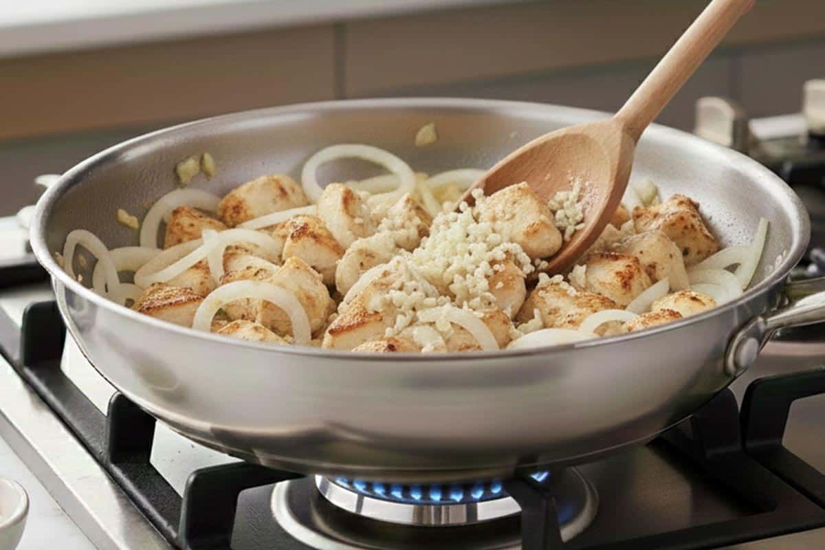 Added the chicken in the pan.