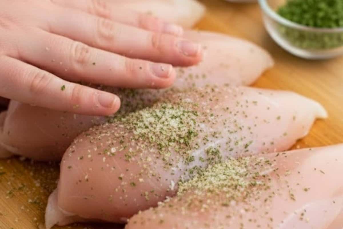 Rub the chicken breast fillets with garlic powder, parsley flakes, and a pinch of salt until evenly coated