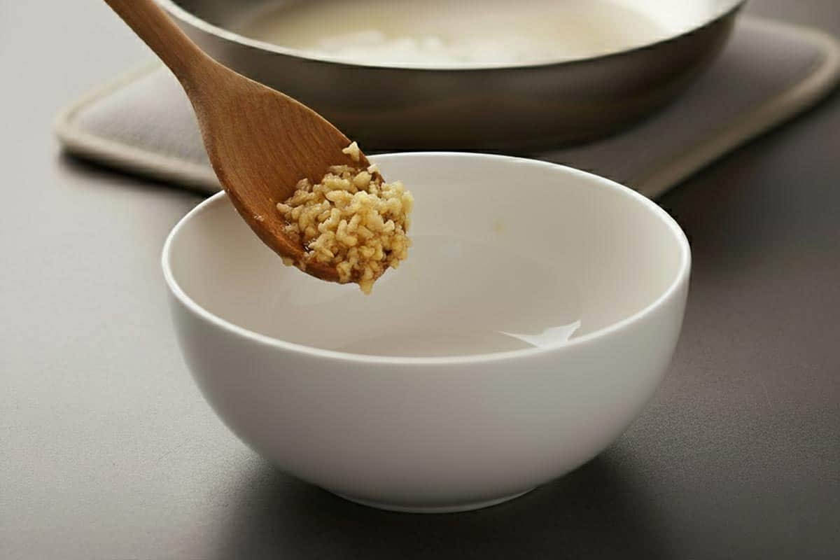 Transferred the garlic in a bowl.