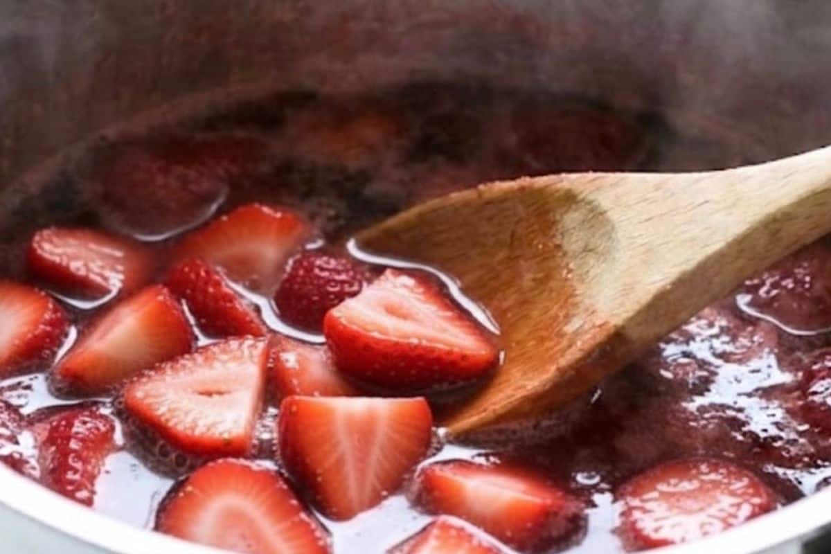 Combine strawberries sugar and water in a sauce pan.