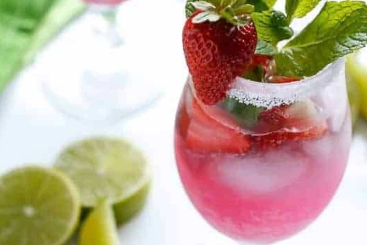Top each glass with sparkling water or club soda, stir gently to combine, then garnish with fresh mint and the reserved strawberries before serving.