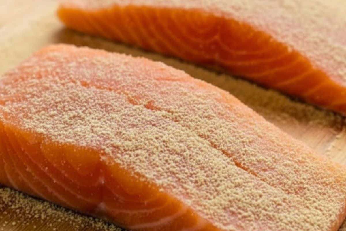 Season the salmon fillets evenly with garlic powder and a pinch of salt.
