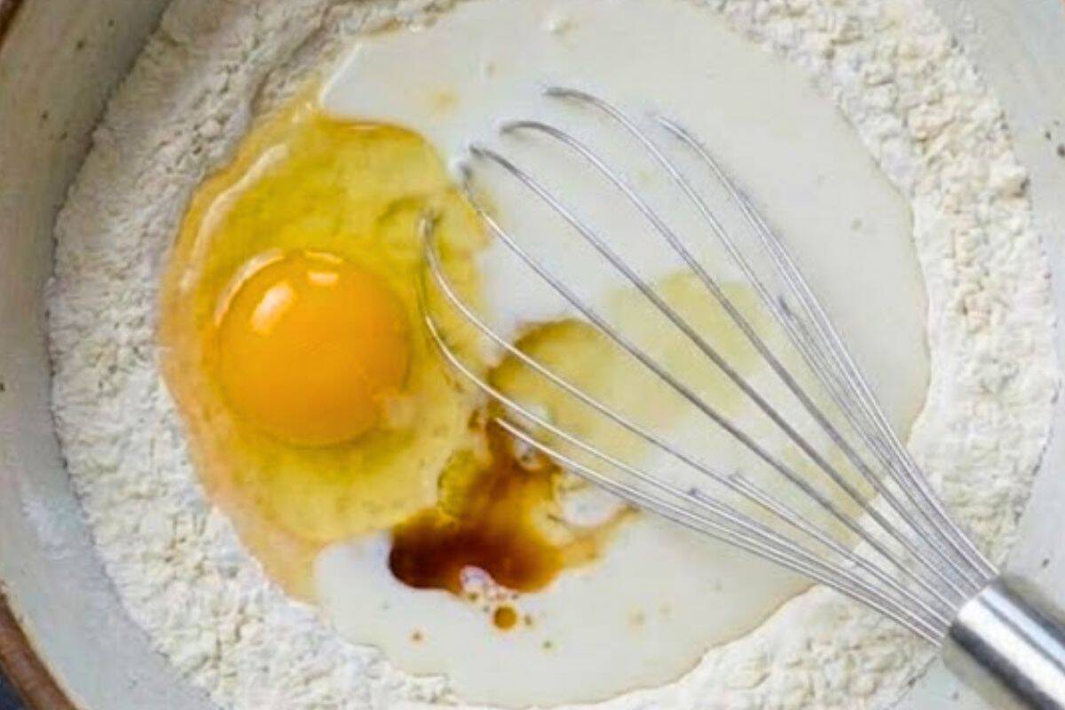 Add the oil, egg, vanilla, and milk into the bowl.