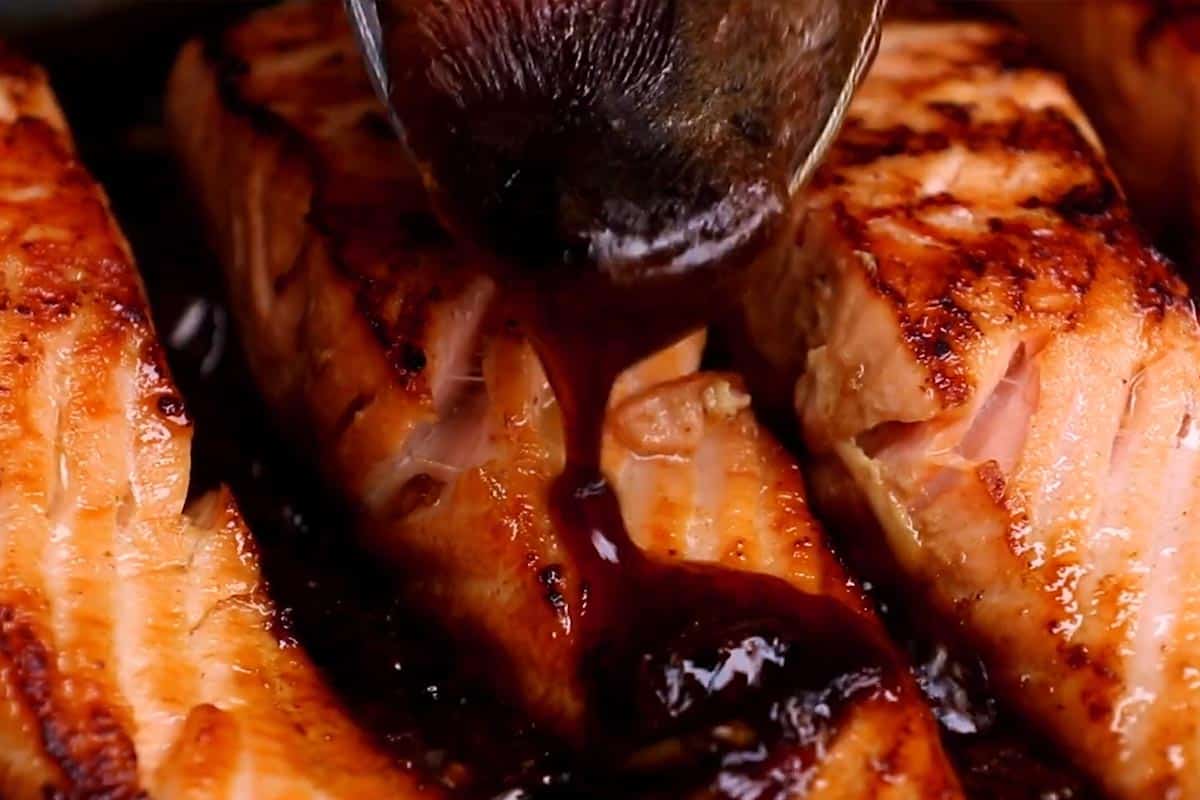 Simmering and thicken the sauce.