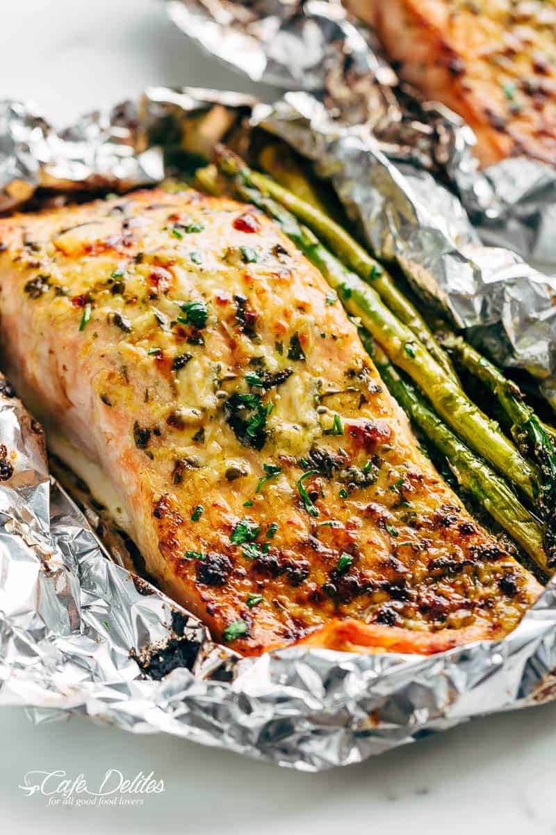 Baked OR grilled right on your barbecue this Lemon Parmesan Salmon & Asparagus Foil Packs are packed with flavour! !