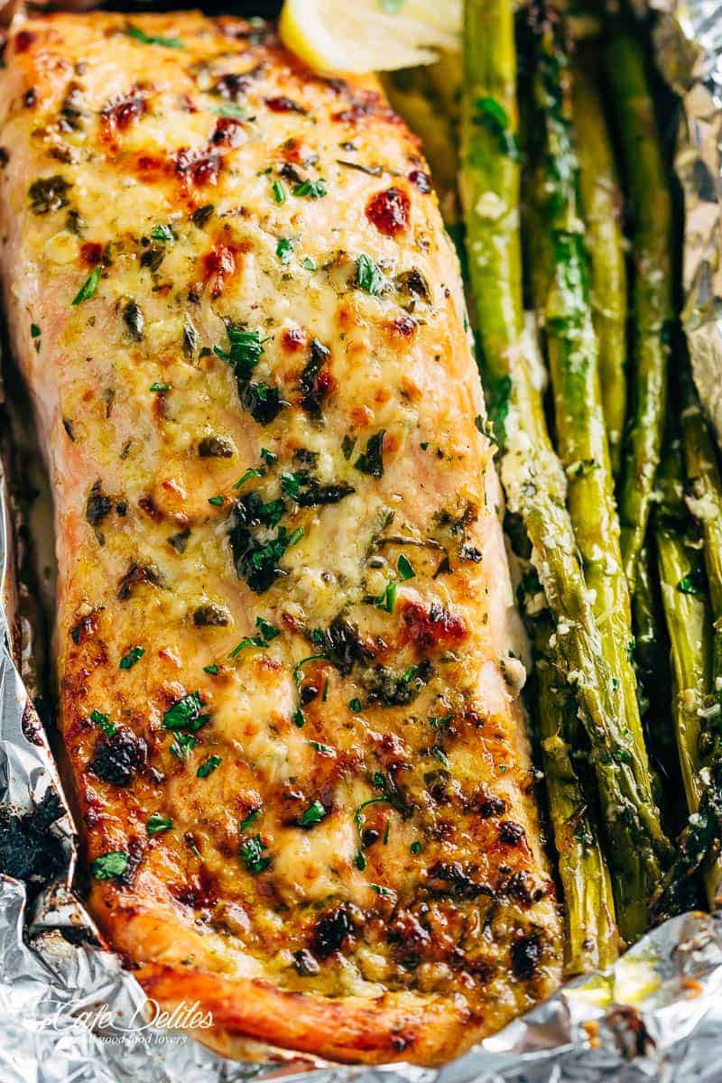 Baked OR grilled right on your barbecue this Lemon Parmesan Salmon & Asparagus Foil Packs are packed with flavour! !