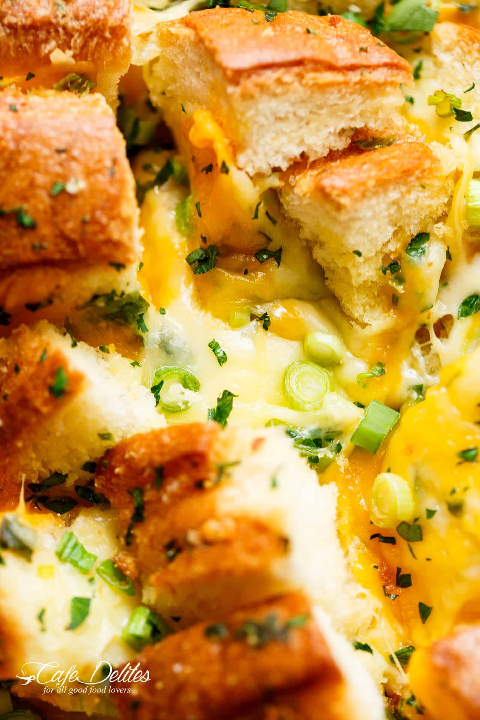 So MUCH CHEESE Bloomin\' Onion Garlic Pull Apart Bread |