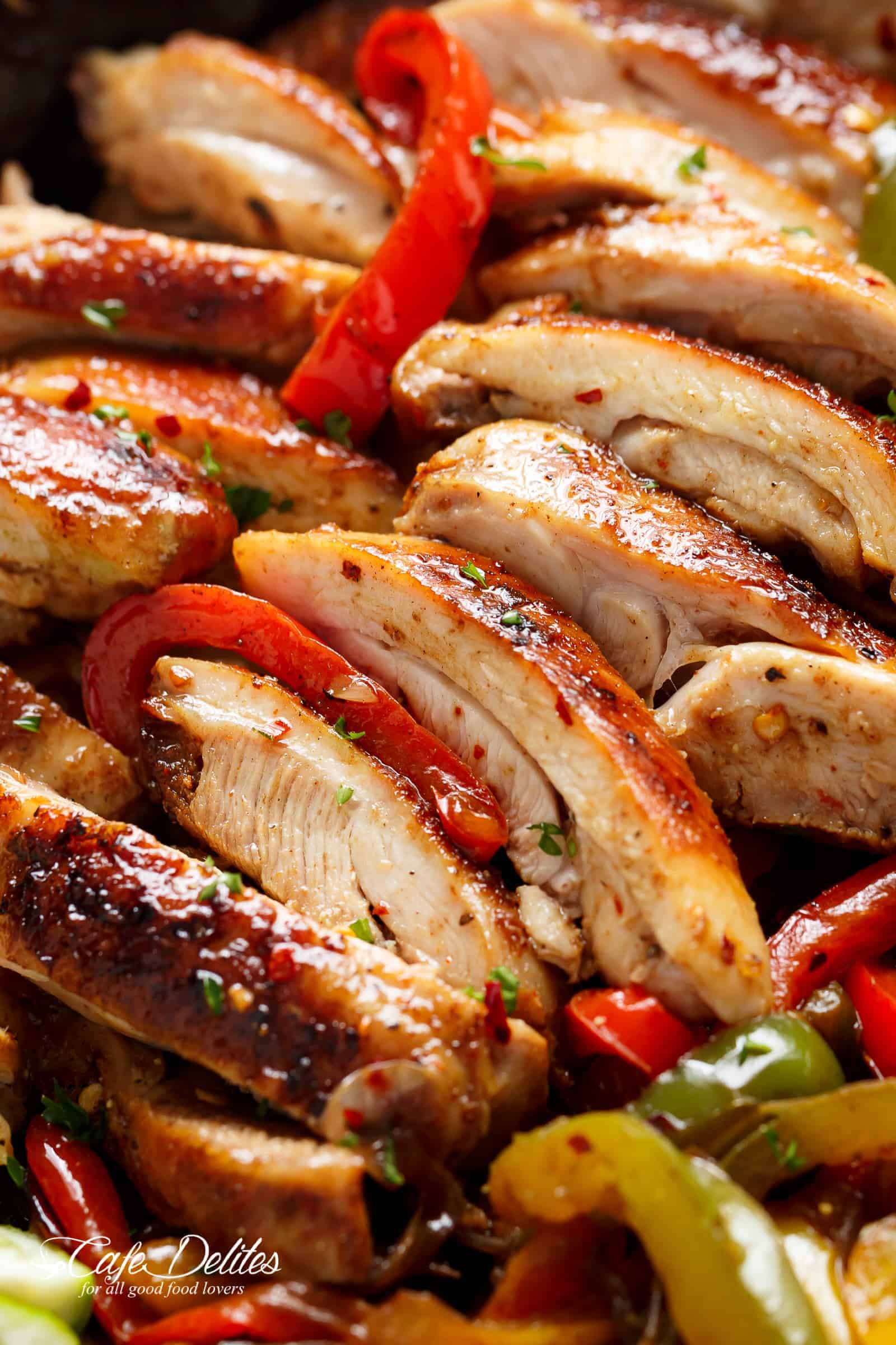 Top view image of chicken fajitas slices