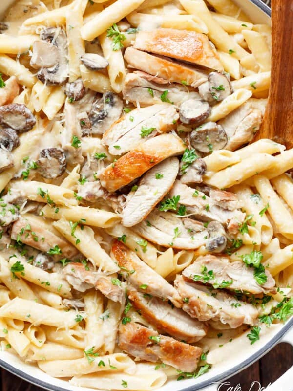 Creamy Garlic Parmesan Chicken Alfredo, Seared chicken is mixed through a super creamy garlic parmesan flavoured pasta with white wine and mushrooms!