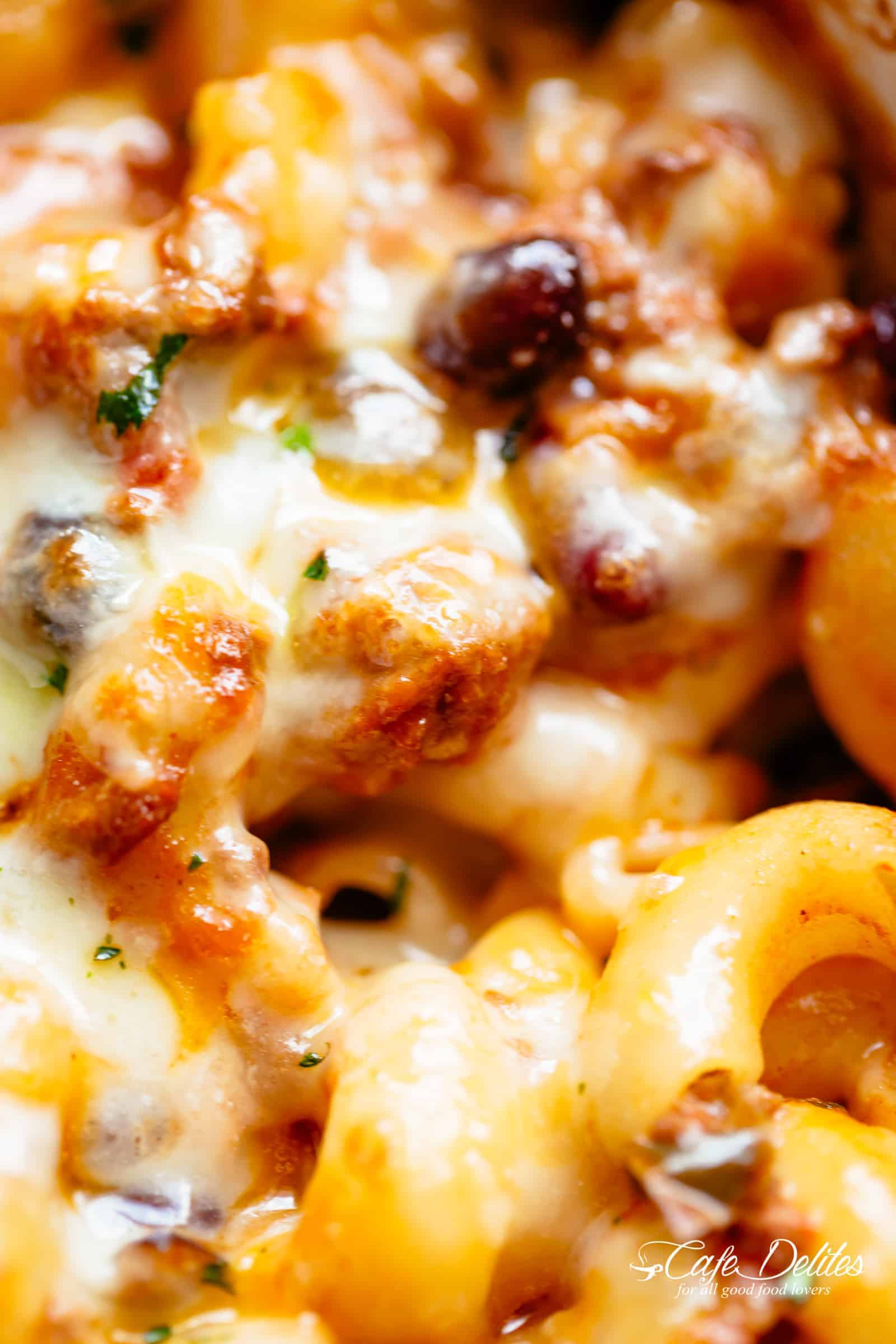 Chili Mac and Cheese with beans and incredible flavours that the whole family will go crazy for! | cafedelites.com Easy Chili Mac and Cheese