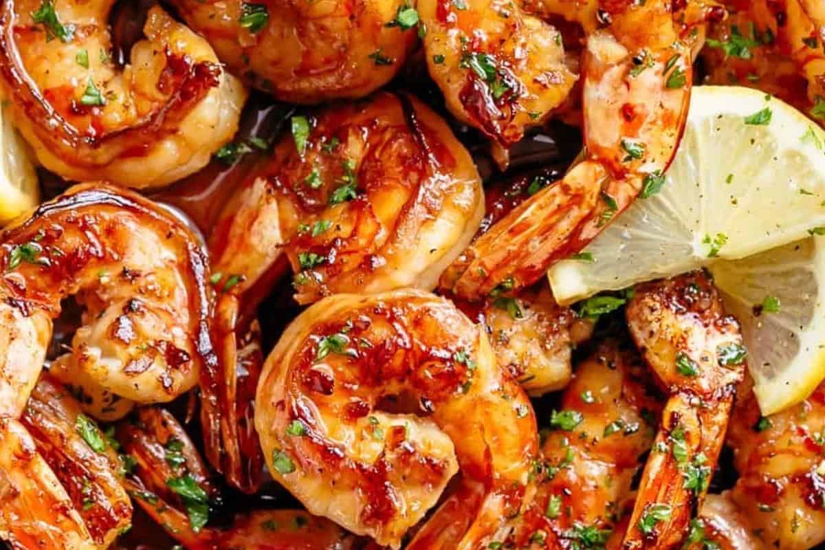 Season the cooked shrimps with salt and pepper. Garnish with parsley and serve with lemon slices.