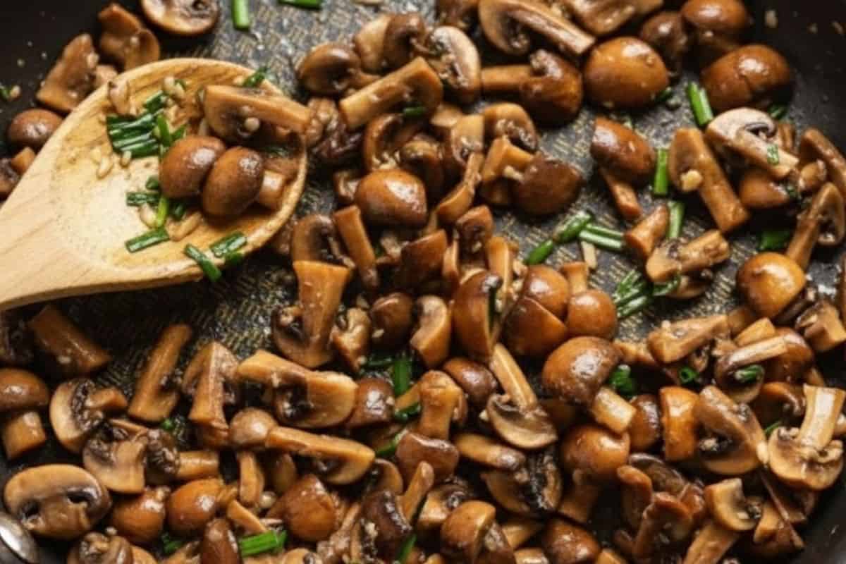 Heat butter in a pan over medium heat and saute the chopped garlic until soft and aromatic. Next, add the mushrooms and season with salt, pepper and chives.