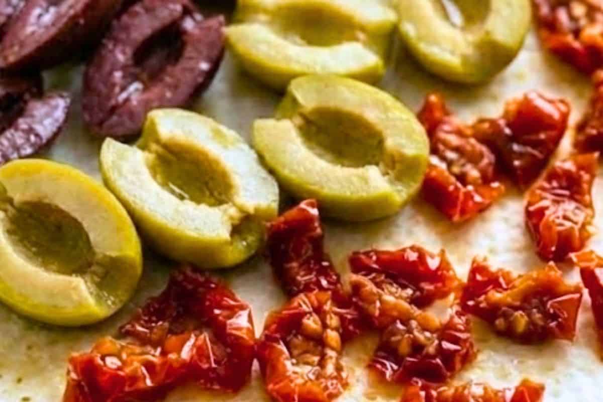 Pat the olives and sun-dried tomatoes dry with paper towel to remove excess oil