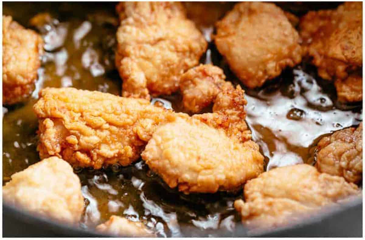 close up cooked chicken in a pan