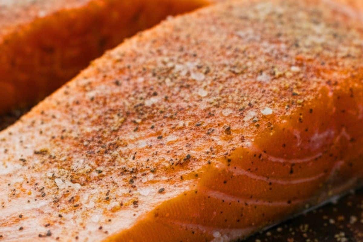Season each salmon fillets evenly with salt, garlic powder, paprika and pepper.