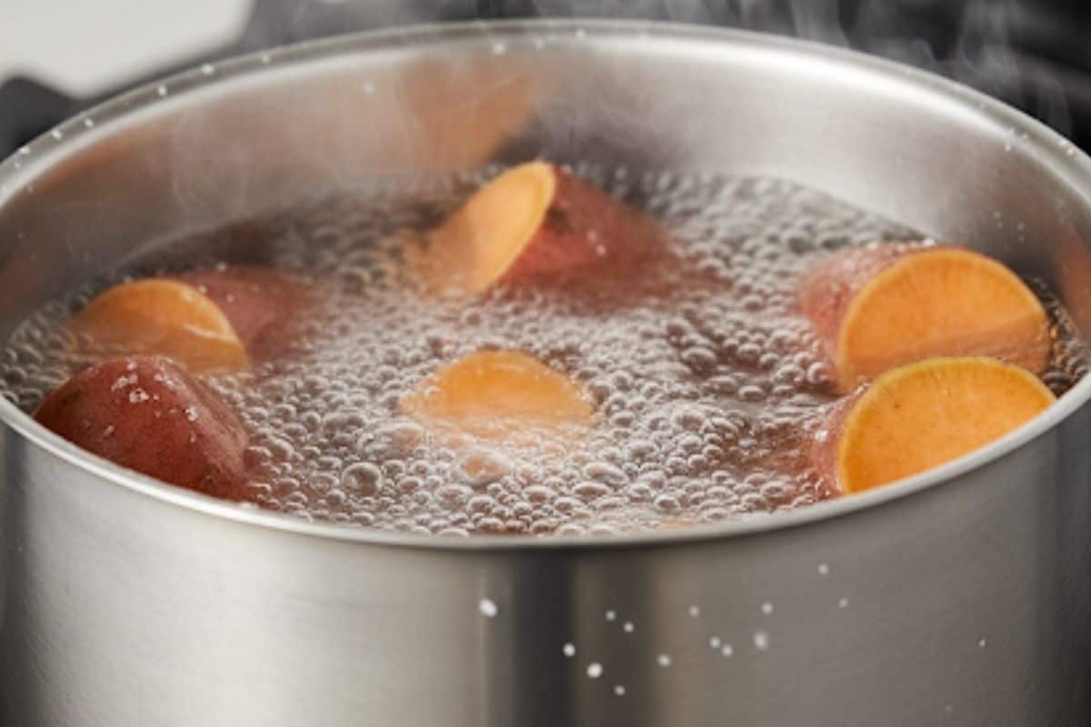 Place the sweet potatoes in a pot and boil for 20-25 minutes.
