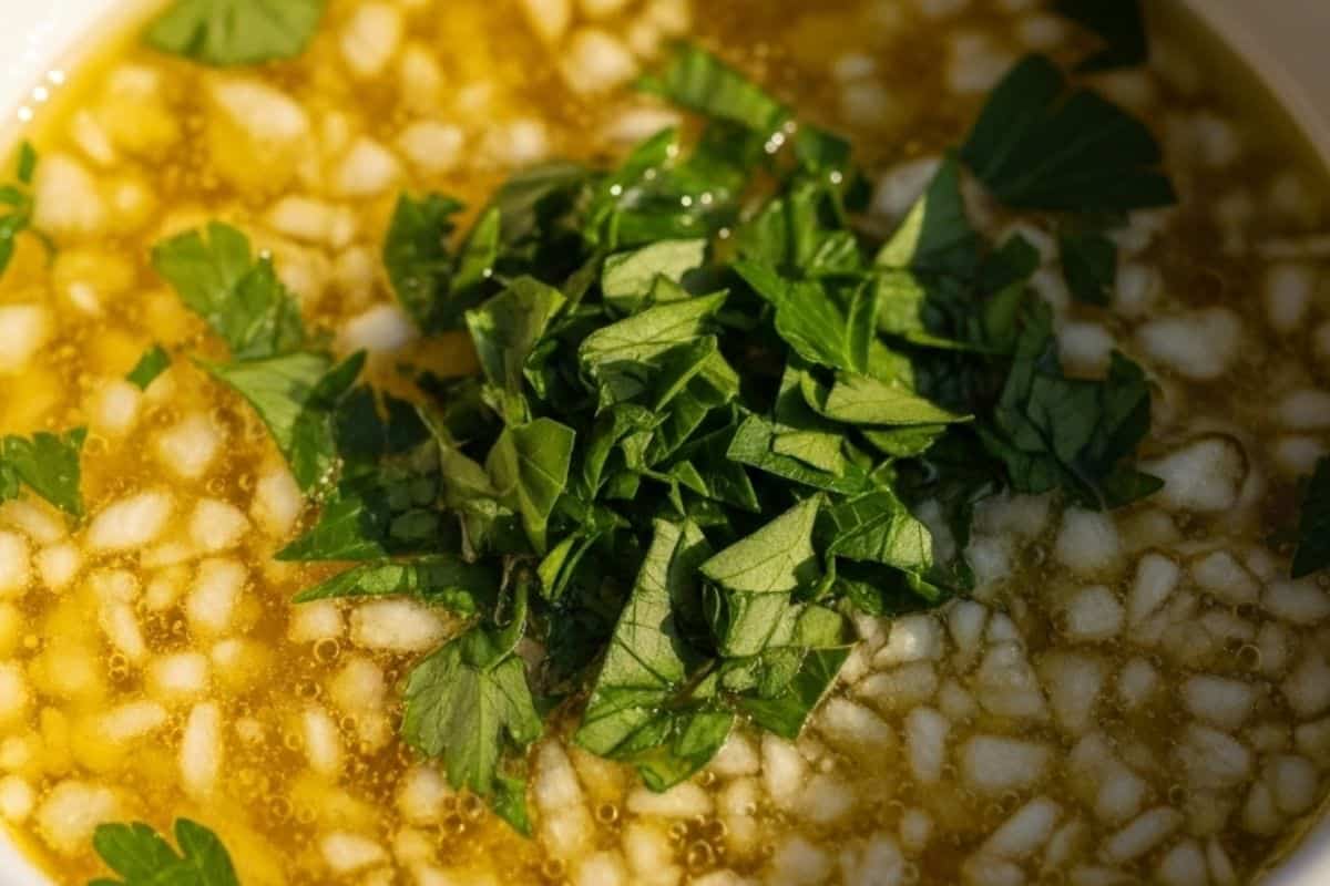 In a small bowl, mix melted butter with crushed garlic and chopped parsley.