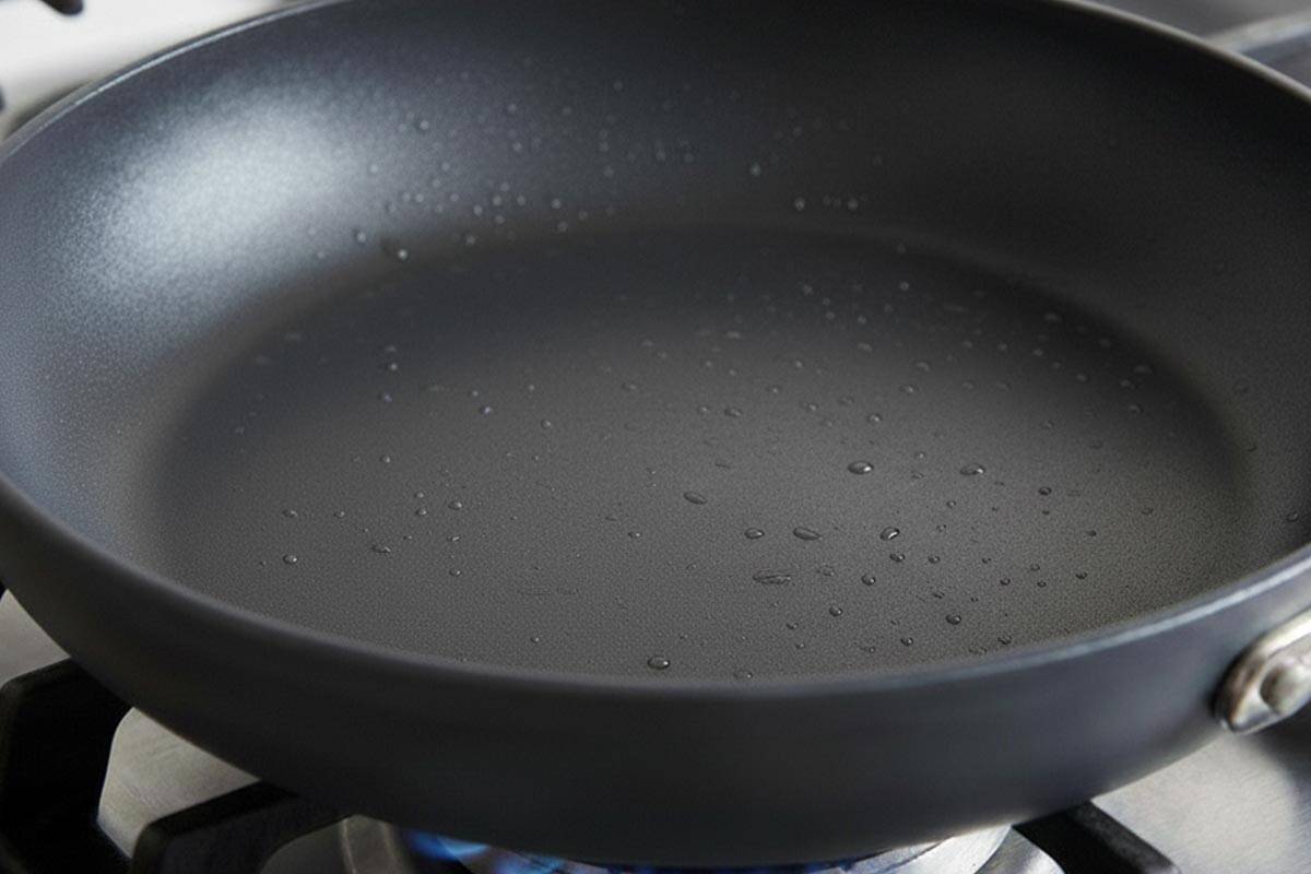 Lightly greased a nonstick pan.