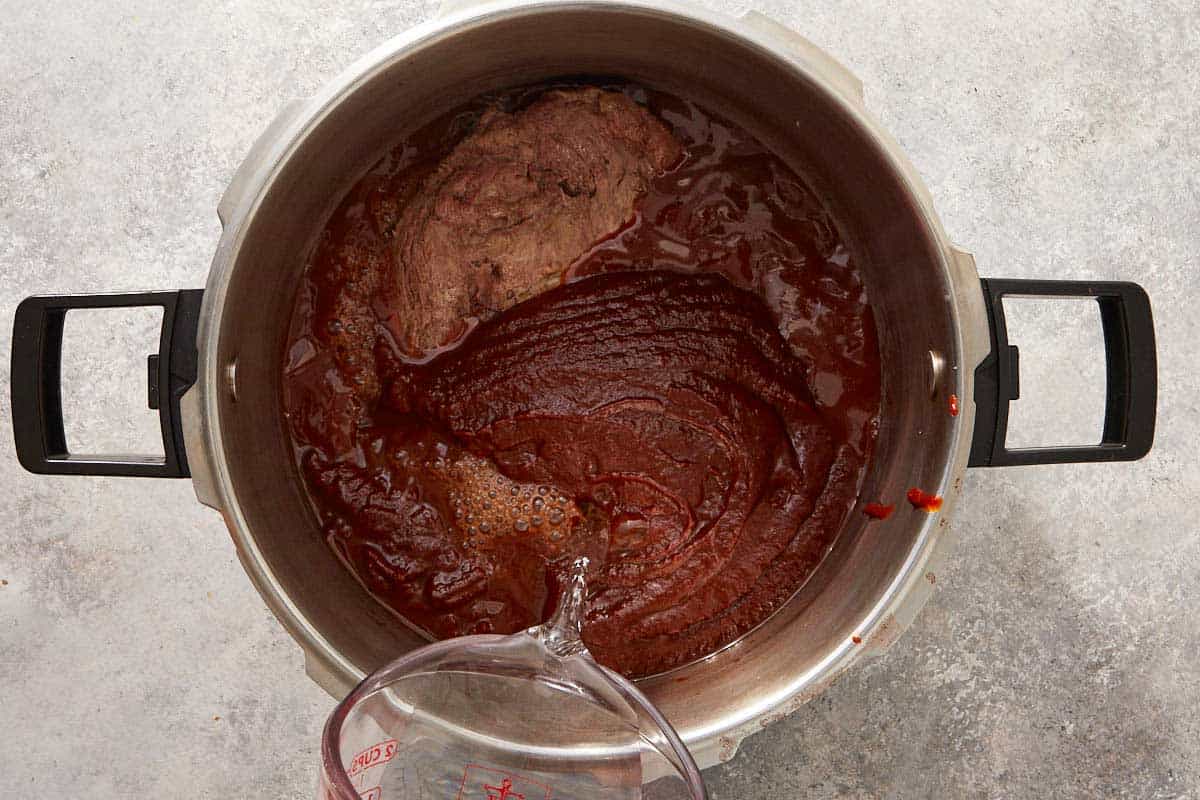 Sauce and meat in the pressure cooker