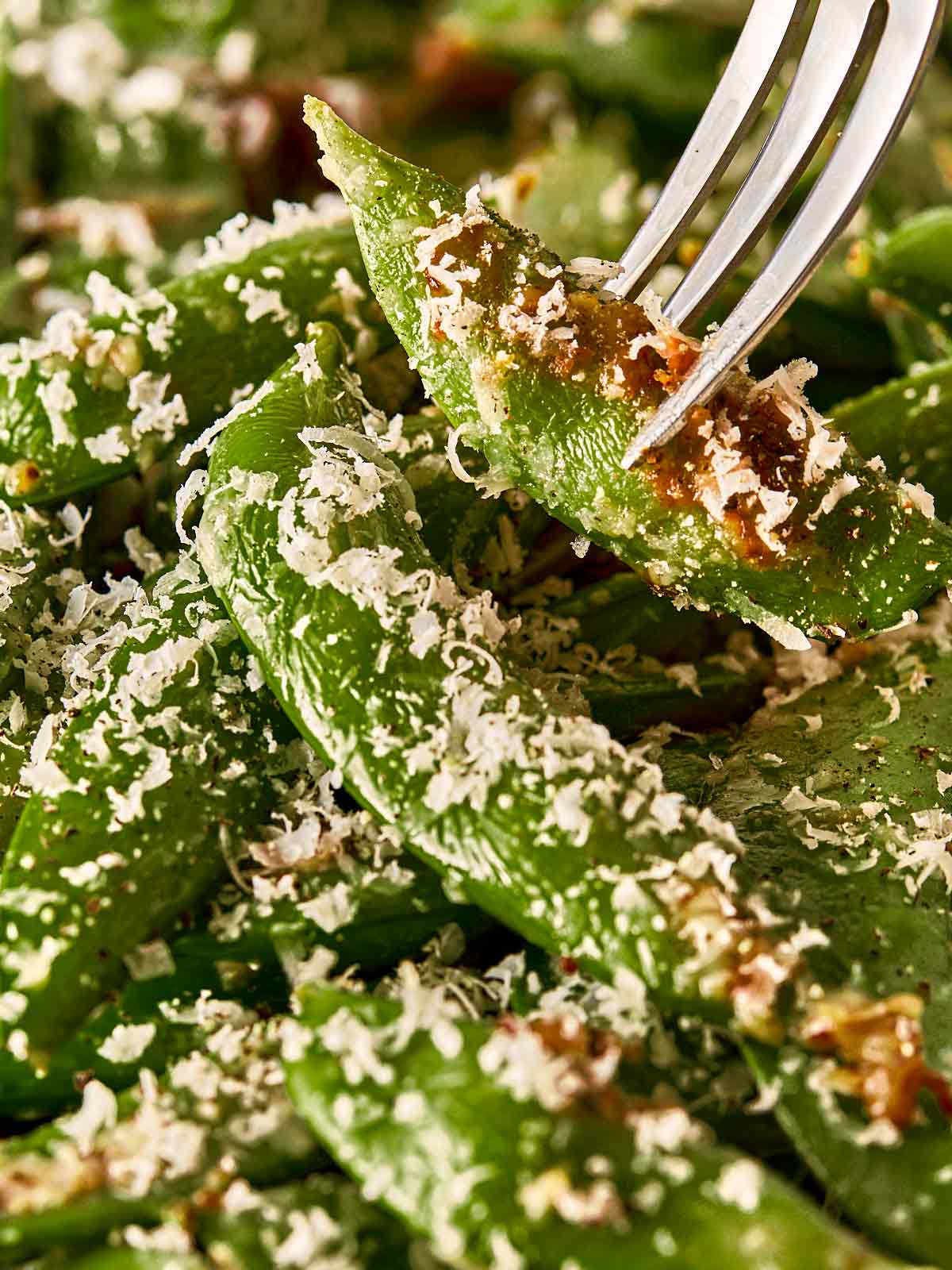 close up of cacio e pepe sugar snap peas 