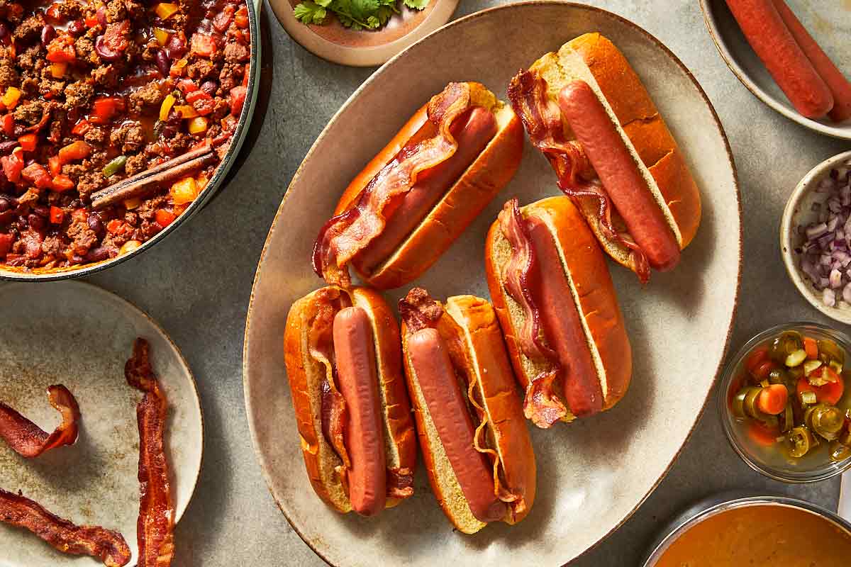 Bun with crispy bacon and the sausage